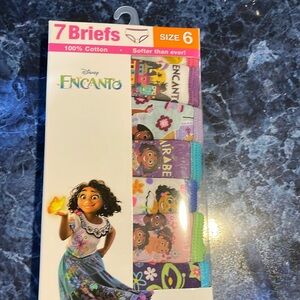 Encanto girls underwear size 6
7 pair new in pack